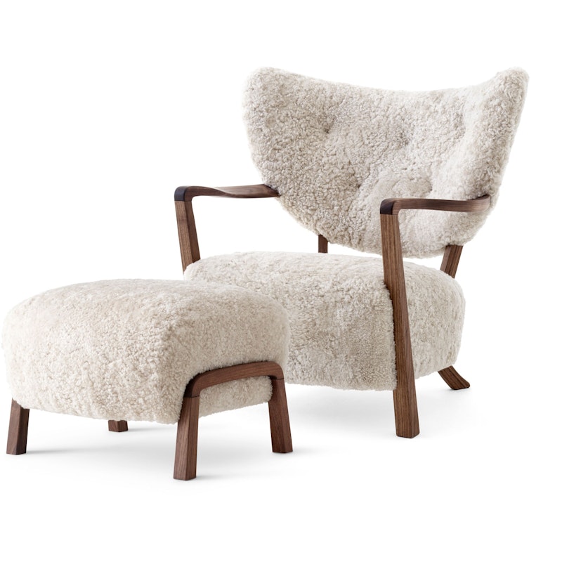 Wulff ATD2 Loungesessel + Fußhocker, Walnussfarben/Sheepskin Moonlight